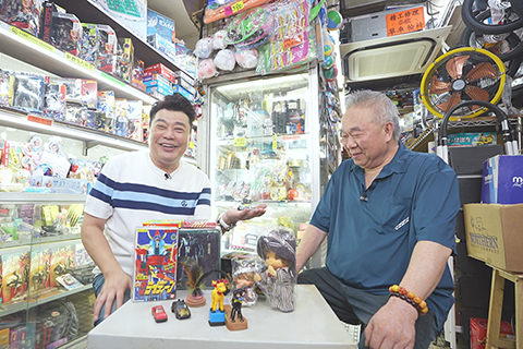 ◎ 祥師兄走進玩具店勾起童年記憶。