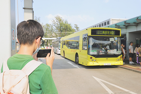 ◎ 十月十日,不少香港市民在香港新田公共運輸交匯處與皇崗—落馬洲穿梭巴士(皇巴)拍照留念。新皇崗口岸將於十月十二日上午六時三十分啟用,屆時口岸設七條專營巴士、六條專線小巴及五條廿四小時短途跨境巴士路線接駁新口岸聯檢大樓。皇巴自一九九七年三月投入服務,北行最後一班擬於十月十二日早上約六時十五分由新田開出,隨新口岸啟用完成近三十年接駁任務。(香港中通社記者鄧梓傑 攝)