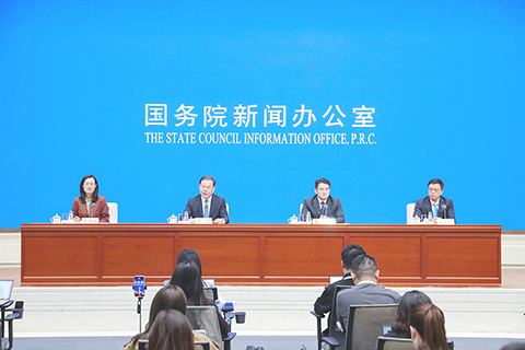 ◎ 十月十日,國務院新聞辦公室在北京舉行「開局起步『十五五』」系列主題新聞發佈會,人力資源社會保障部新聞發言人、副部長李忠,人力資源社會保障部就業促進司司長宋鑫,人力資源社會保障部職業能力建設司司長吳禮舵介紹「十五五」時期推進就業和社會保障高質量發展有關情況,並答記者問。(新華社記者 張帆 攝)