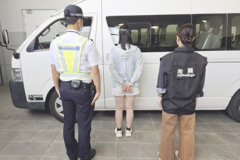 ◎ 海關在氹仔某娛樂場酒店附近截獲一名向途人兜售籃球球衣的內地居民。
