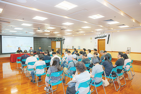 ◎ 市政署聯同環境保護局及治安警察局向業者講解延長營業時間之新安排,並提醒業者注意相關營運事項。